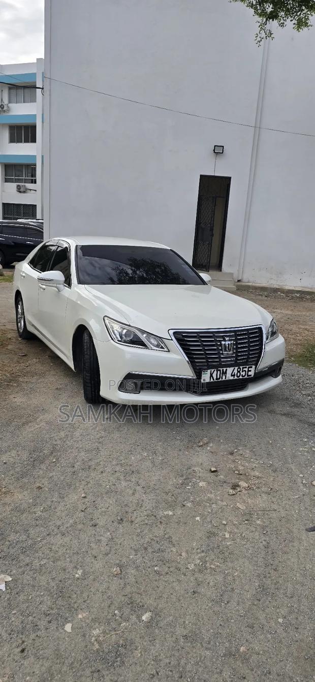 Toyota Crown 2017 White