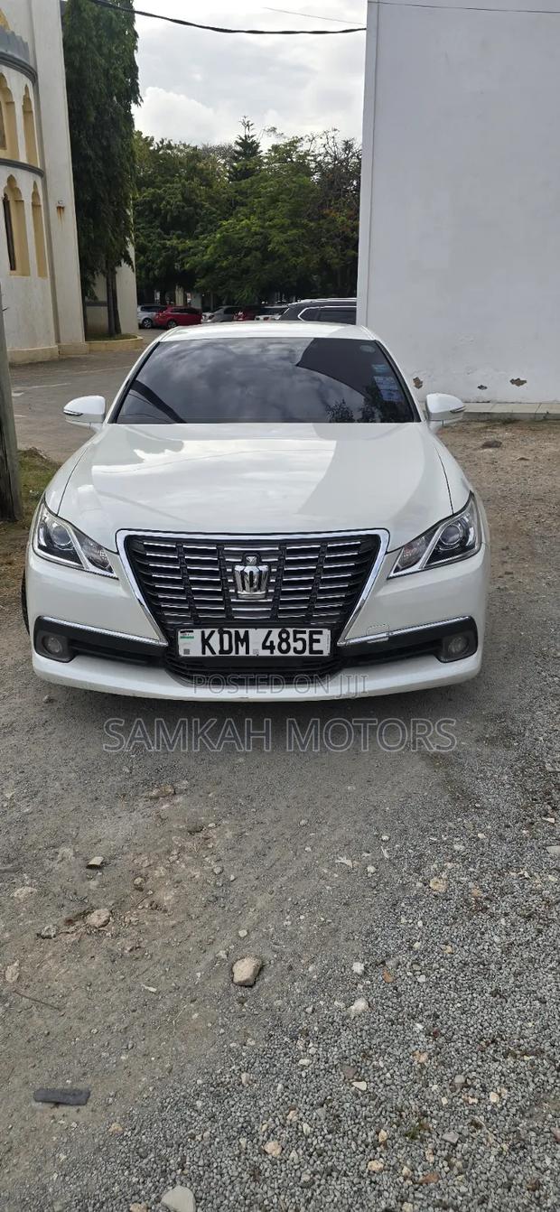 Toyota Crown 2017 White