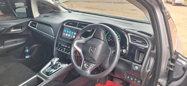 Honda Fit Shuttle 1.5 Hybrid 2WD 2018 Silver
