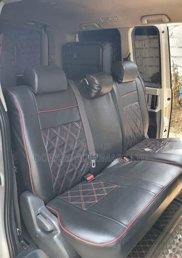 Toyota Noah 2012