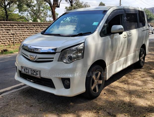 Toyota Noah 2012