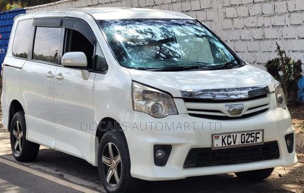 Toyota Noah 2012