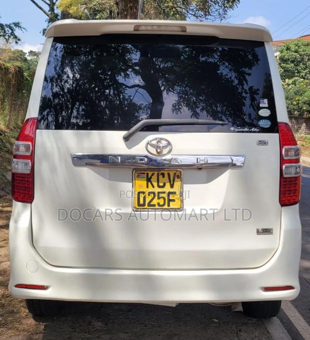 Toyota Noah 2012
