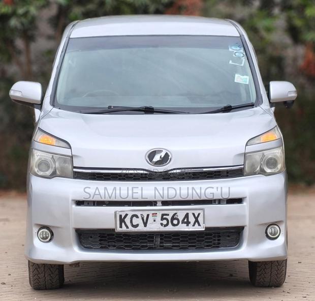 Toyota Voxy 2011 Silver