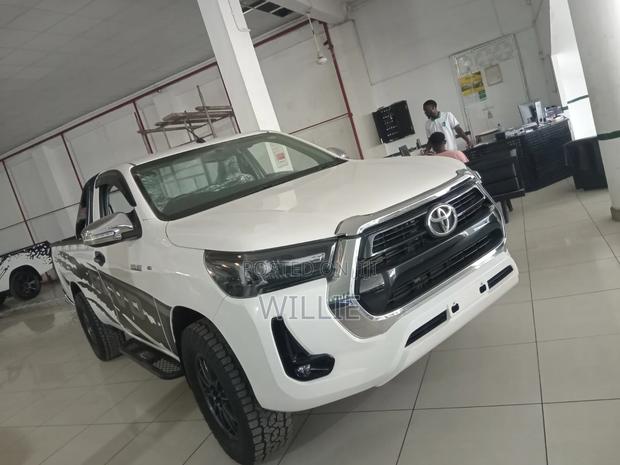 Toyota Hilux 2021 White