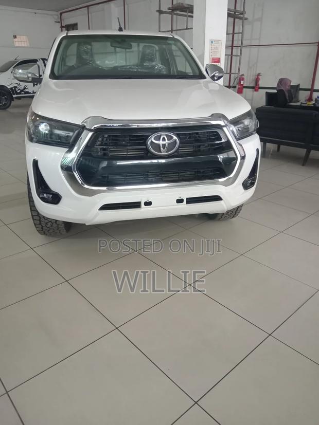 Toyota Hilux 2021 White