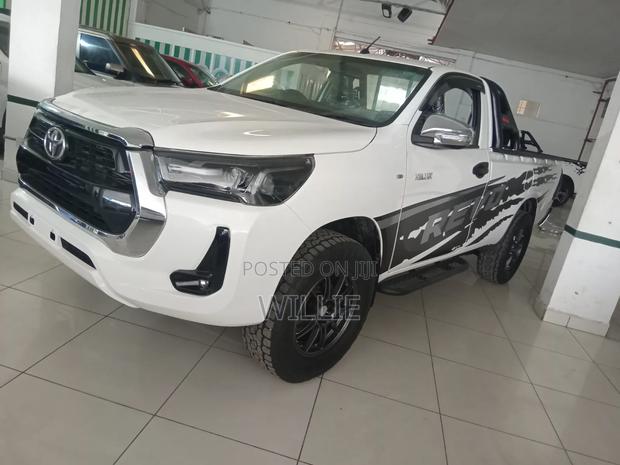 Toyota Hilux 2021 White