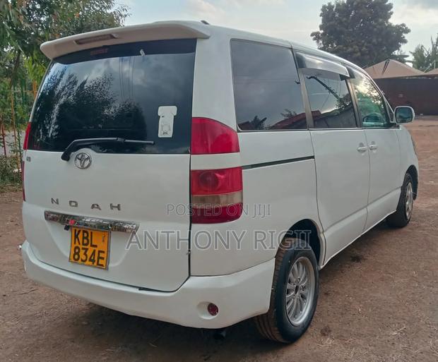 Toyota Noah 2004 White