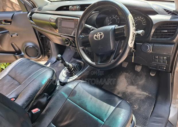 Toyota Hilux 2017 Brown
