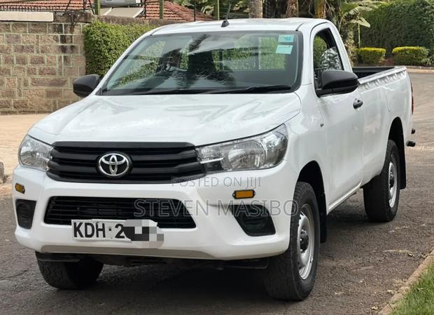 Toyota Hilux 2022 White