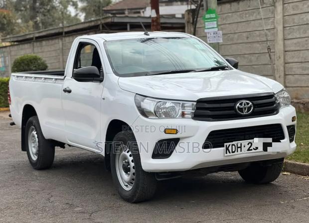 Toyota Hilux 2022 White