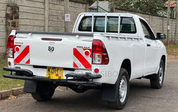Toyota Hilux 2022 White