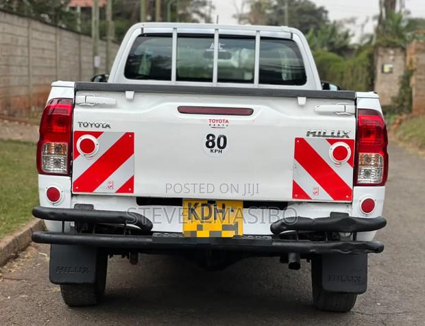Toyota Hilux 2022 White