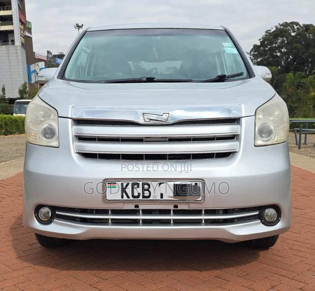 Toyota Noah 2007 Silver