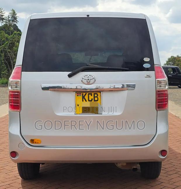 Toyota Noah 2007 Silver