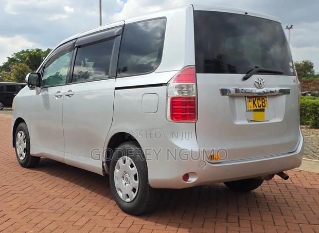 Toyota Noah 2007 Silver