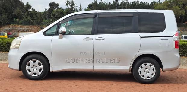 Toyota Noah 2007 Silver