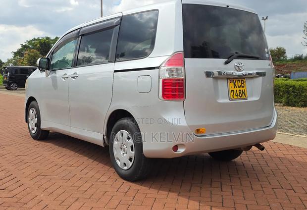 Toyota Noah 2007 Silver