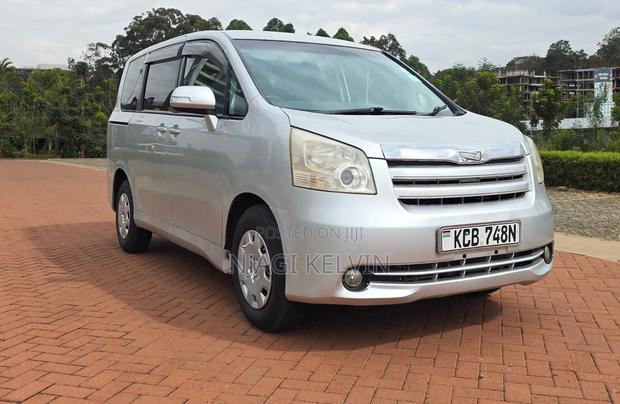 Toyota Noah 2007 Silver