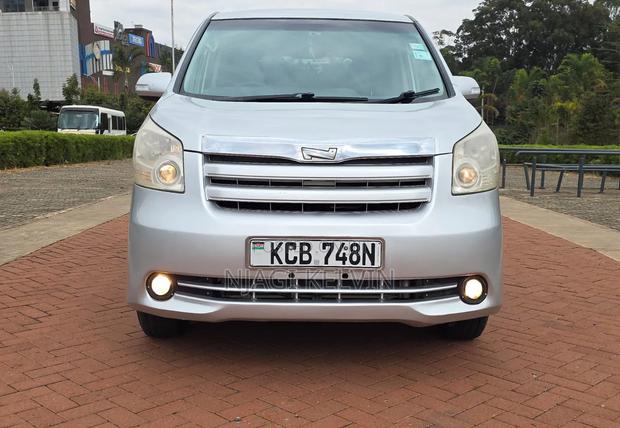 Toyota Noah 2007 Silver