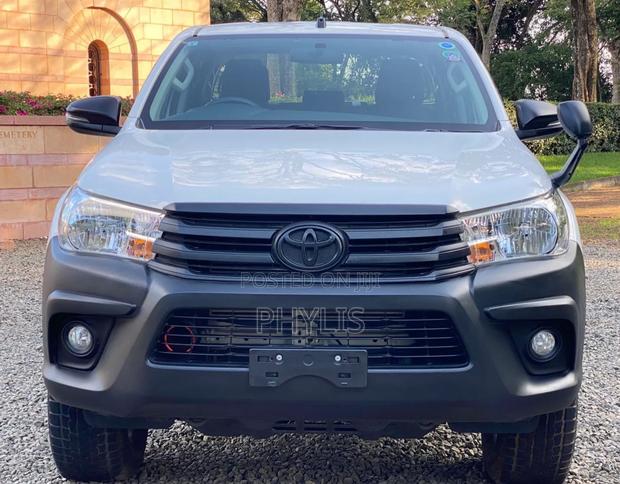 Toyota Hilux 2019 White