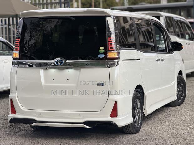 Toyota Voxy Hybrid ZS Kirameki II 2WD 7-Seater 2019 Pearl