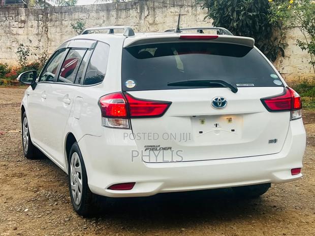 Toyota Corolla Fielder 1.5 Hybrid FWD 2019 White