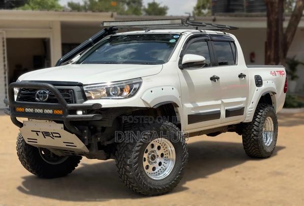 Toyota Hilux Rugged X 4x4 2019 White