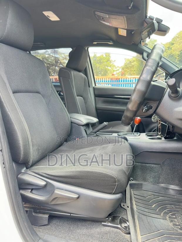 Toyota Hilux Rugged X 4x4 2019 White
