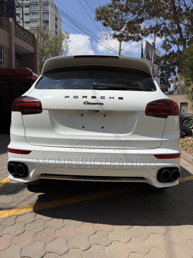 Porsche Cayenne Base AWD 2016 White