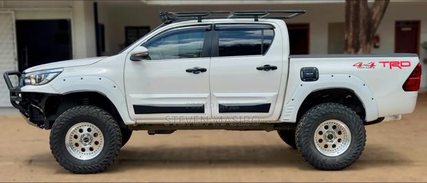 Toyota Hilux 2019 White