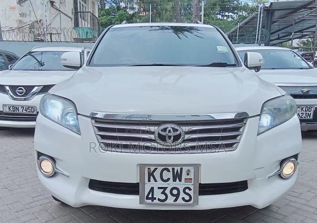 Toyota Vanguard 2013 White