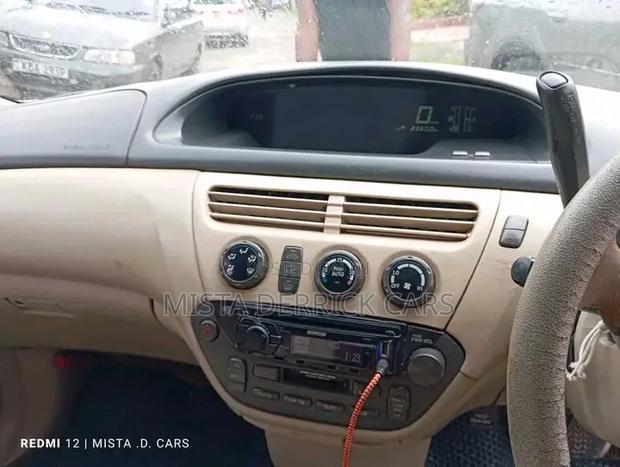 Toyota Vista 2000 Silver