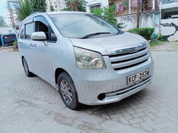 Toyota Noah 2009 Silver