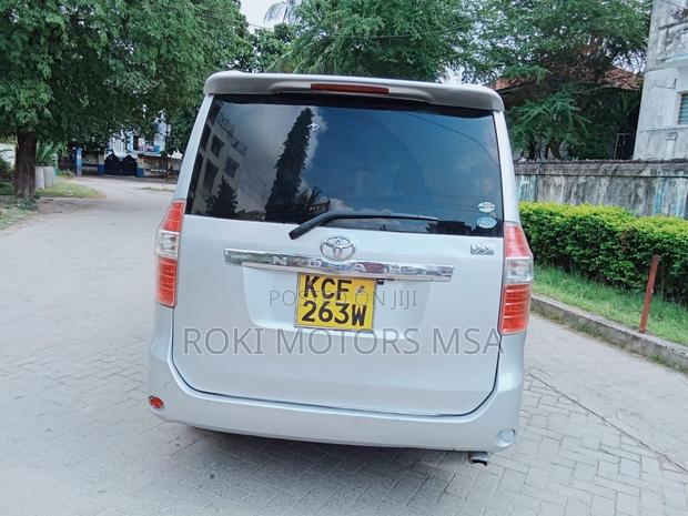 Toyota Noah 2009 Silver