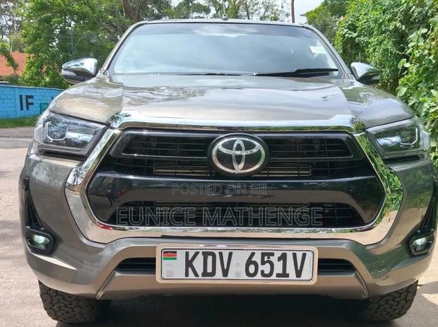 Toyota Hilux 2023 Gray