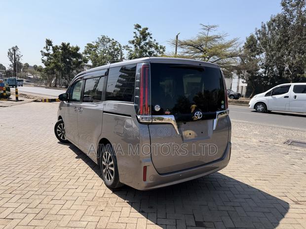 Toyota Esquire 2.0 FWD (7 seater) 2019 Gold