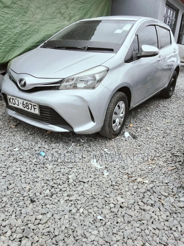 Toyota Vitz 2015 Silver