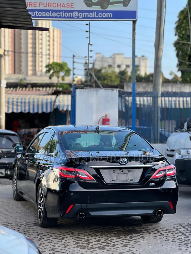 Toyota Crown 2018 Black