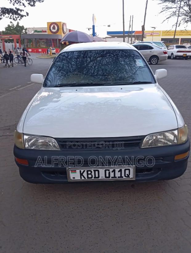 Toyota Corolla 2001 White
