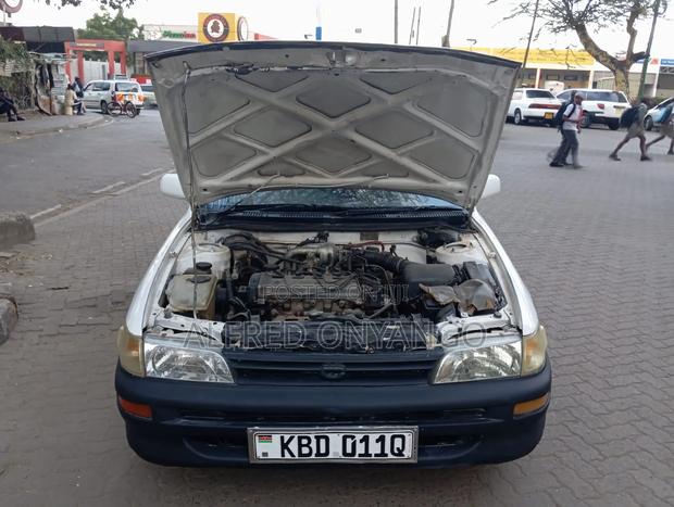 Toyota Corolla 2001 White