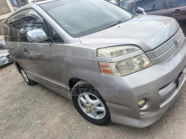 Toyota Voxy 2005 Pearl