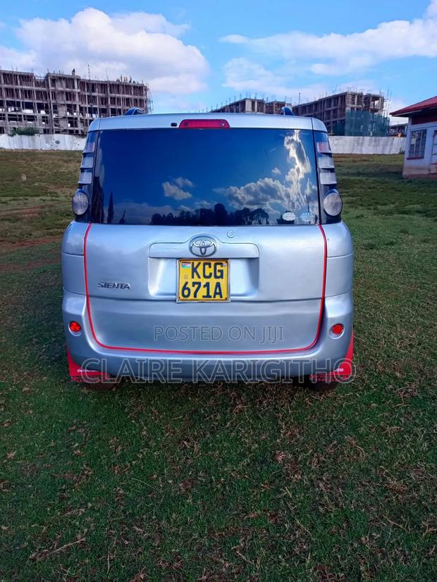 Toyota Sienta 2010 Silver
