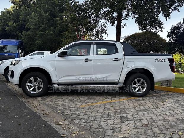 New Isuzu D-MAX 2026 Gray