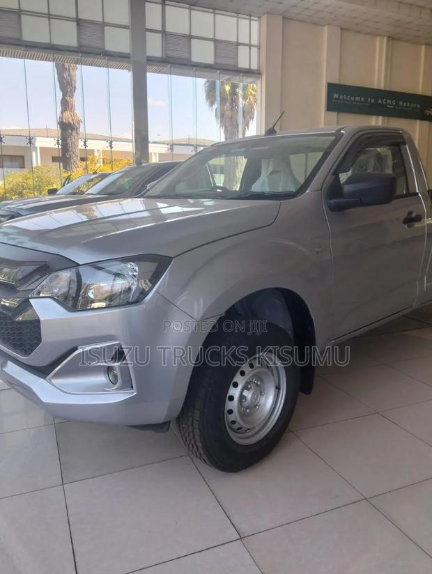 New Isuzu D-MAX 2026 Gray