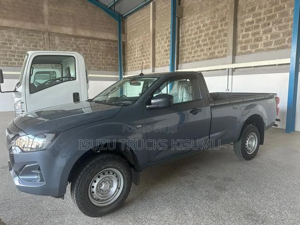 New Isuzu D-MAX 2026 Gray
