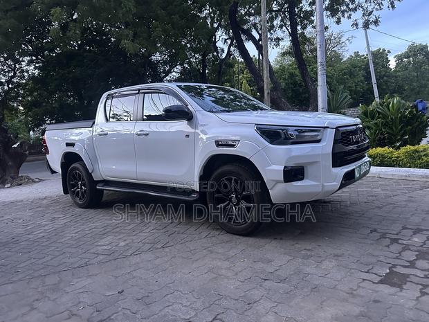 New Toyota Hilux 2025 White