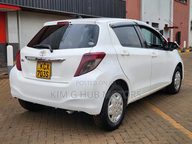 Toyota Vitz 1.3 FWD 5dr 2012 Pearl