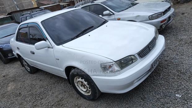 Toyota Corolla 2000 White