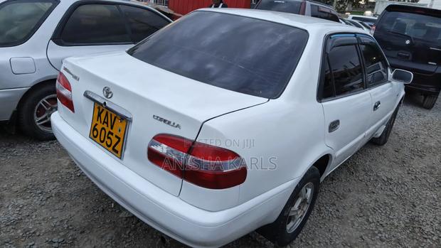 Toyota Corolla 2000 White
